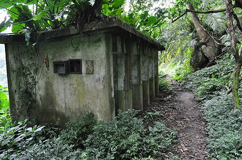 岐山古道途中荒廢的公廁設施