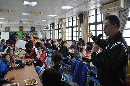 東明老師在龜山國小友誼賽餐會中，以日語致歡迎詞。