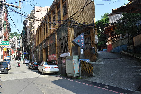 右側為龍安街198巷4弄，上坡不遠處是地藏王菩薩廟。