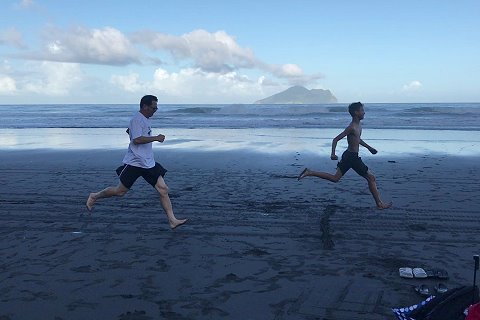 沙灘賽跑，父子對決。