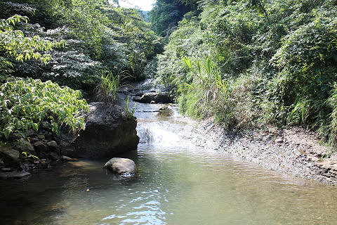 姜子寮溪上游天然滑水道下方的水潭。