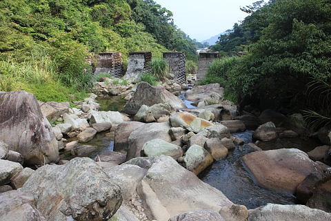 攔砂壩上游的溪谷，大小岩石錯落。