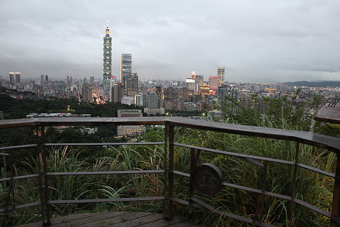 虎山峰看台北101夜景